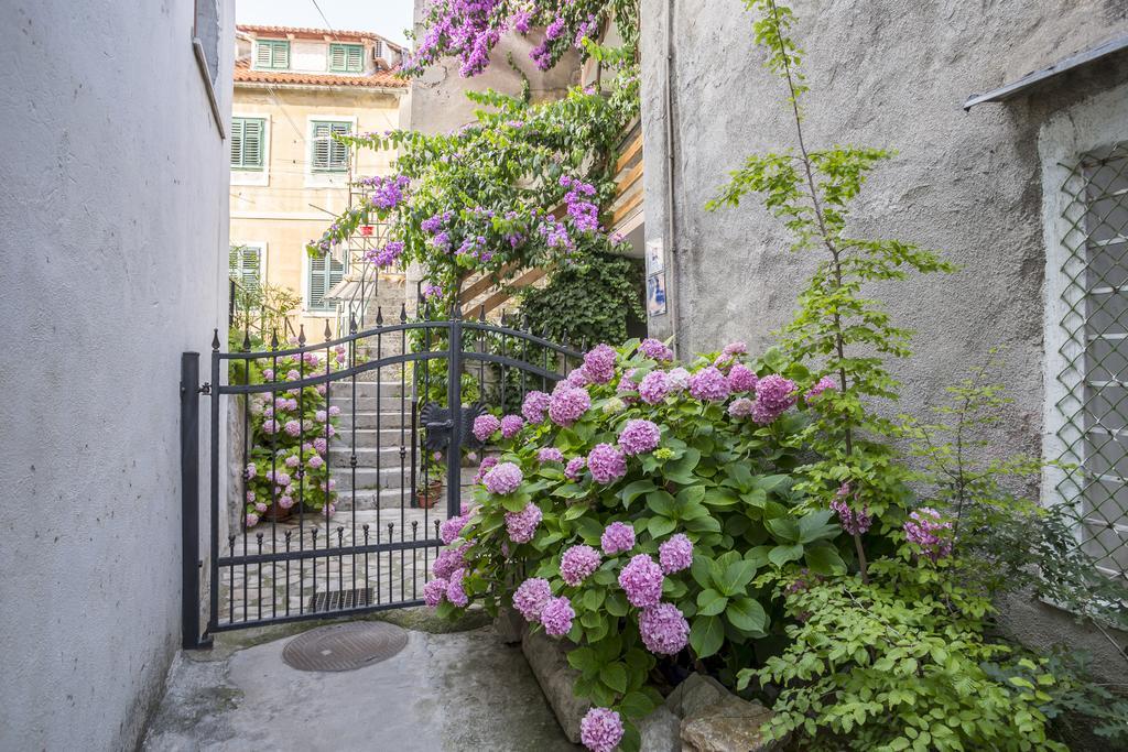 Apartments Sara Хвар Экстерьер фото